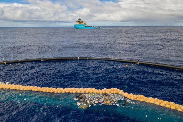 Ocean Cleanup chỉnh thiết kế, sẽ sớm dọn sạch bãi rác lớn nhất đại dương? - Ảnh 1.