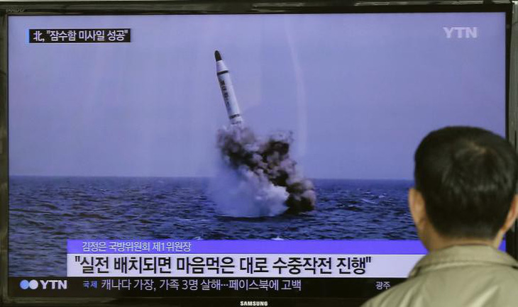 Triều Tiên xác nhận phóng tên lửa mới từ tàu ngầm - Ảnh 1.