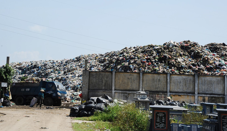 Sau cơn khủng hoảng rác, Quảng Nam bàn chuyện phân loại rác tại nguồn - Ảnh 1.