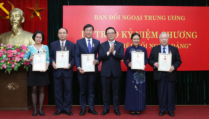 Anh Lê Quốc Phong nhận kỷ niệm chương Vì sự nghiệp đối ngoại của Đảng - Ảnh 1.