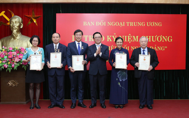 Anh Lê Quốc Phong nhận kỷ niệm chương 