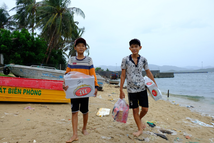 Người nuôi thủy sản trên vịnh Vân Phong hối hả bán cá chạy bão số 5 - Ảnh 4.