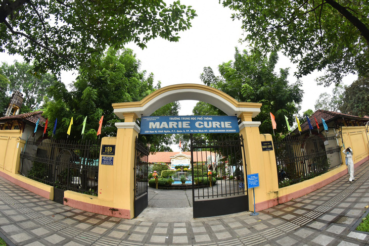 Học sinh Trường Marie Curie bị chém đứt gân tay: bắt nguồn từ mâu thuẫn của 2 nữ sinh - Ảnh 1.