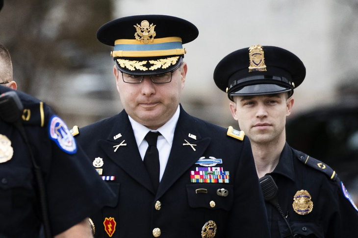 Quan chức Nhà Trắng diện quân phục ra điều trần, tố ông Trump lạm quyền - Ảnh 1.