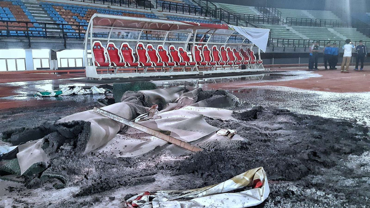 Đội nhà thua trận, CĐV ở Indonesia đập phá, đốt sân vận động - Ảnh 2.