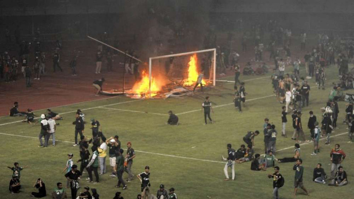 Đội nhà thua trận, CĐV ở Indonesia đập phá, đốt sân vận động - Ảnh 4.