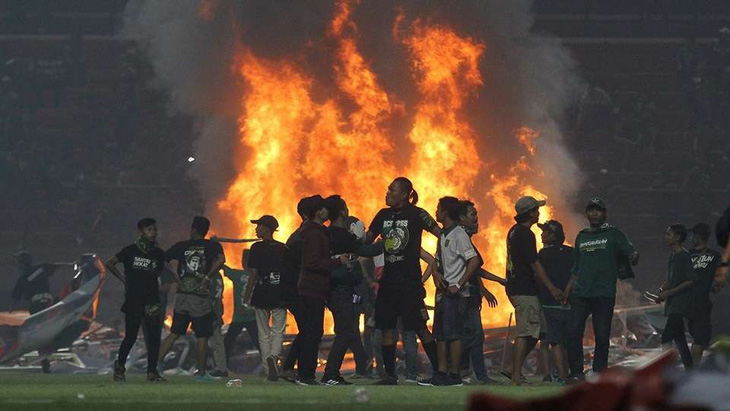 Đội nhà thua trận, CĐV ở Indonesia đập phá, đốt sân vận động - Ảnh 1.