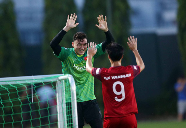 VFF can thiệp, thủ môn Đặng Văn Lâm về tập trung đội tuyển sớm - Ảnh 1.