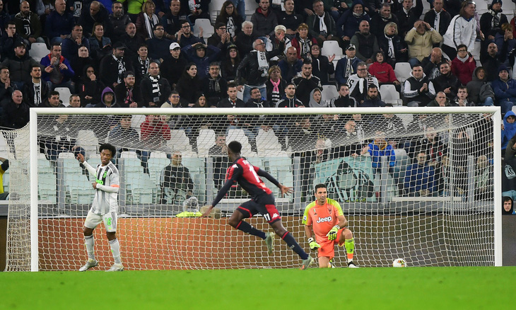 Ronaldo ghi bàn phút bù giờ, Juventus hạ Genoa và trở lại đỉnh bảng - Ảnh 2.