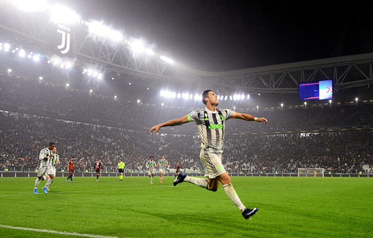 Ronaldo ghi bàn phút bù giờ, Juventus hạ Genoa và trở lại đỉnh bảng - Ảnh 3.