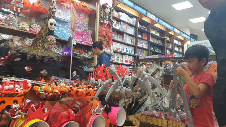 Chơi Halloween, chi tiền triệu cho thú cưng hóa trang - Ảnh 1.