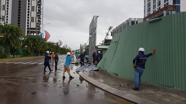 Tâm bão Quy Nhơn ngổn ngang sau mưa gió, 18 tàu cá Phú Yên chìm - Ảnh 9.