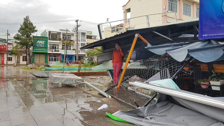 Tâm bão Quy Nhơn ngổn ngang sau mưa gió, 18 tàu cá Phú Yên chìm - Ảnh 8.