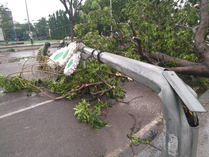 Tâm bão Quy Nhơn ngổn ngang sau mưa gió, 18 tàu cá Phú Yên chìm - Ảnh 3.