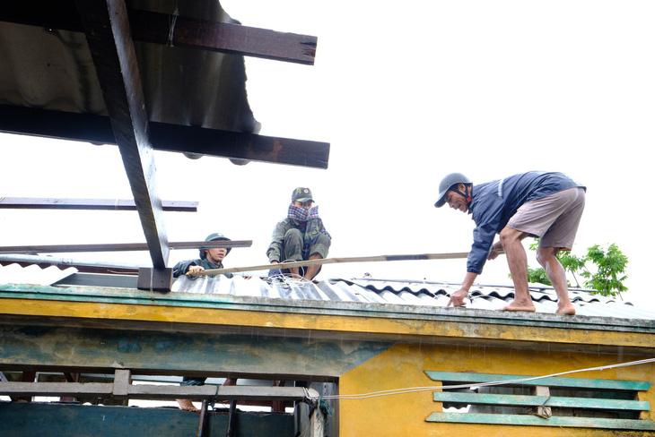 Lốc xoáy trong lòng bão xé toạc hàng trăm nhà dân - Ảnh 11.