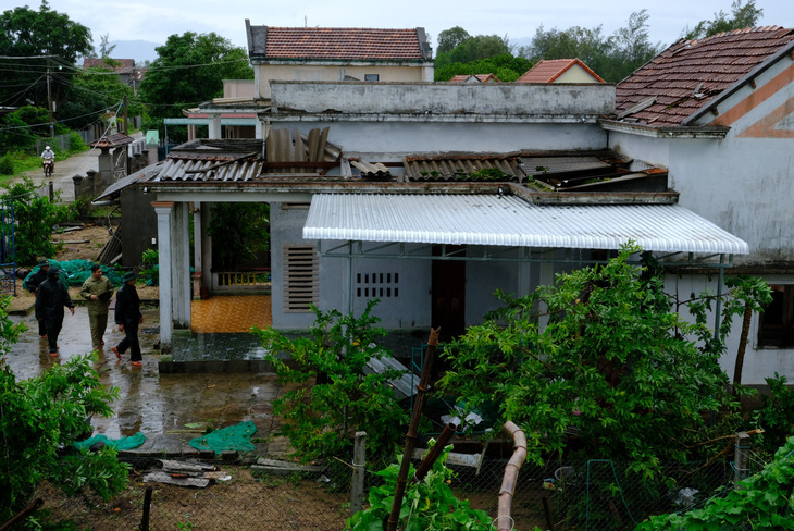 Lốc xoáy trong lòng bão xé toạc hàng trăm nhà dân - Ảnh 7.