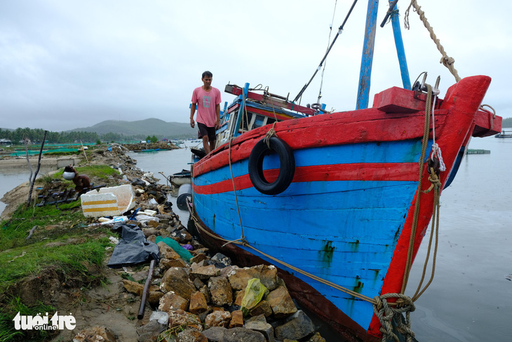 Bão thoáng qua, vẫn đánh bầm dập tàu cá ở Phú Yên - Ảnh 1.