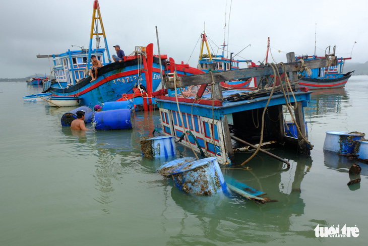 Bão thoáng qua, vẫn đánh bầm dập tàu cá ở Phú Yên - Ảnh 3.