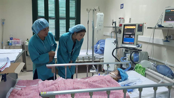 Hoa hậu Đỗ Mỹ Linh đem 300 triệu tặng viện phí cho em bé ghép tim - Ảnh 1.