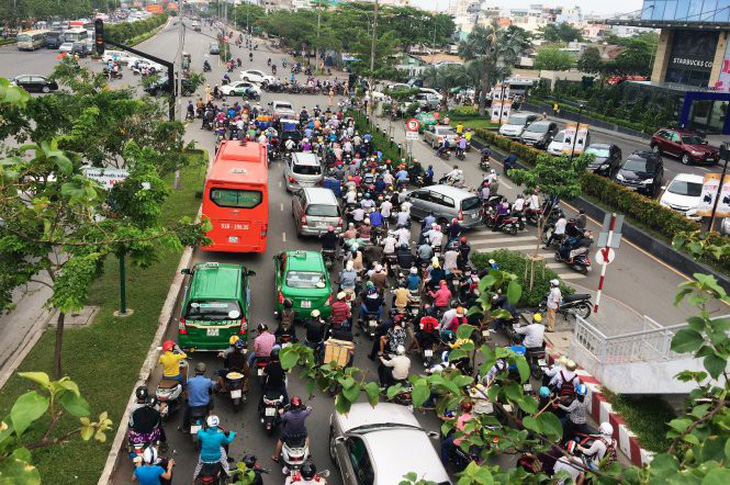 Cấm ôtô dừng và đậu từ ngã tư Hàng Xanh đến cầu Sài Gòn - Ảnh 1.