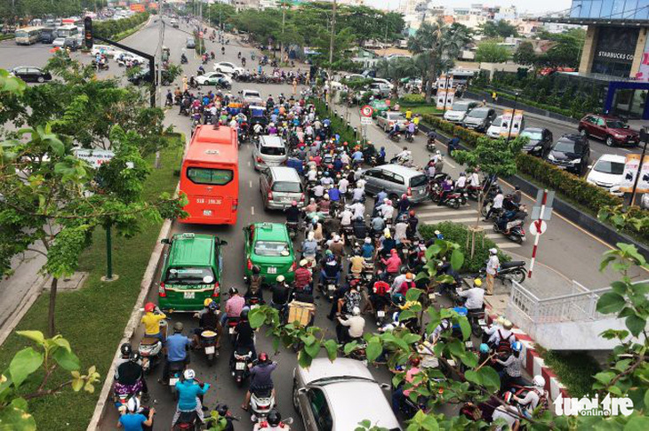 Từ ngày 5-10, chính thức đóng nút giao ngay cầu Sài Gòn - Ảnh 1.