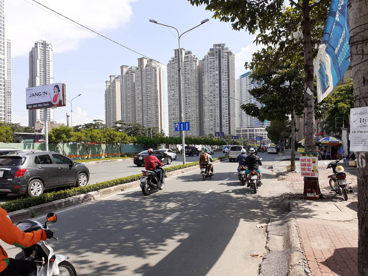 Chính thức rào chắn đường, sửa chữa rốn ngập Nguyễn Hữu Cảnh - Ảnh 2.