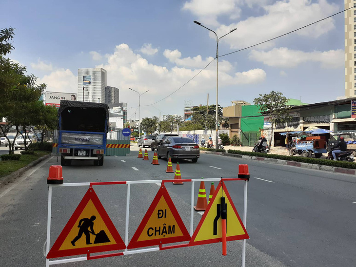 TP.HCM cấm ôtô rẽ trái vào đường Nguyễn Hữu Cảnh để bớt áp lực giao thông - Ảnh 1.