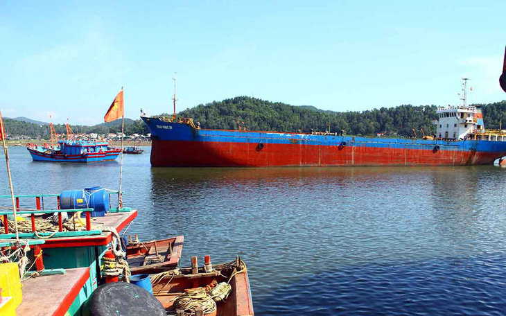 Tàu thuyền neo đậu trái phép tại cảng Cửa Lò