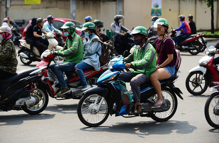 Chuyến xe văn minh: Mong tài xế xe ôm “nâng nghề” - Ảnh 1.