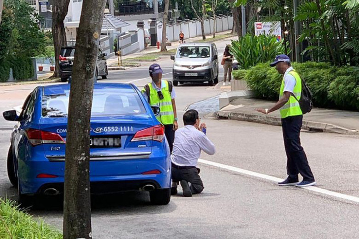 Bị phát hiện hút thuốc trong xe, tài xế taxi quỳ xin lỗi cảnh sát - Ảnh 1.