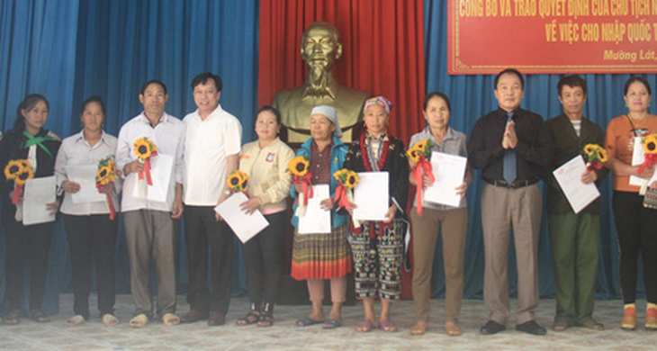 Trao quyết định nhập quốc tịch Việt Nam cho 51 công dân Lào - Ảnh 1.