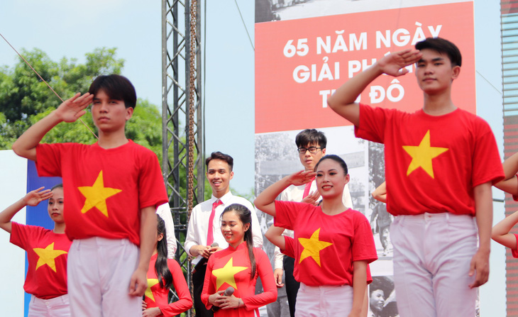 Tái hiện lễ chào cờ lịch sử đầu tiên khi Hà Nội được giải phóng - Ảnh 10.
