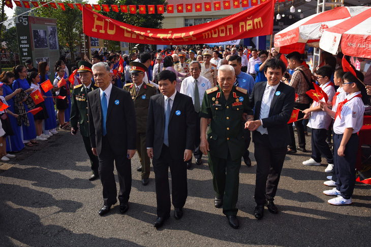 Tái hiện lễ chào cờ lịch sử đầu tiên khi Hà Nội được giải phóng - Ảnh 4.