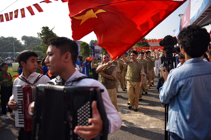 Tái hiện lễ chào cờ lịch sử đầu tiên khi Hà Nội được giải phóng - Ảnh 3.