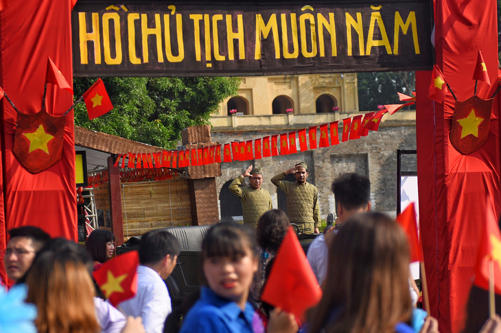 Tái hiện lễ chào cờ lịch sử đầu tiên khi Hà Nội được giải phóng - Ảnh 2.