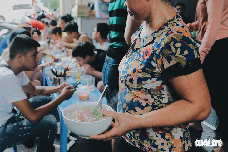 Có gì níu chân khách Hà Thành trong tô phở Mặn? - Ảnh 5.