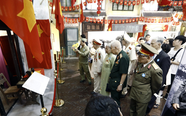 Tái hiện lễ chào cờ lịch sử đầu tiên khi Hà Nội được giải phóng - Ảnh 5.