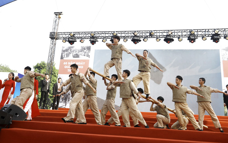Tái hiện lễ chào cờ lịch sử đầu tiên khi Hà Nội được giải phóng - Ảnh 11.