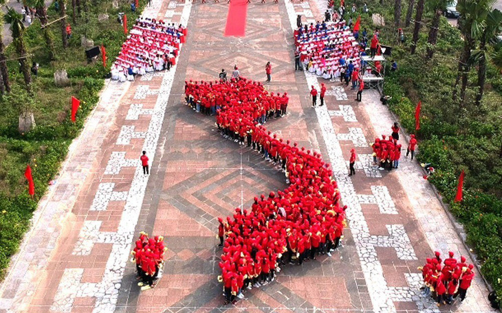 1.000 bạn trẻ xếp hình dải đất hình chữ S khởi động hành trình 