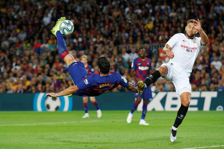 Suarez lập siêu phẩm, Messi có bàn thắng đầu tiên ở trận Barca đè bẹp Sevilla - Ảnh 1.