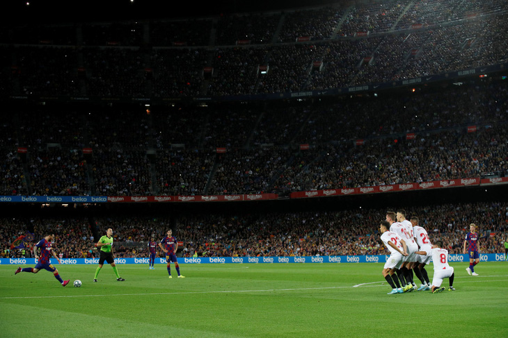 Suarez lập siêu phẩm, Messi có bàn thắng đầu tiên ở trận Barca đè bẹp Sevilla - Ảnh 2.
