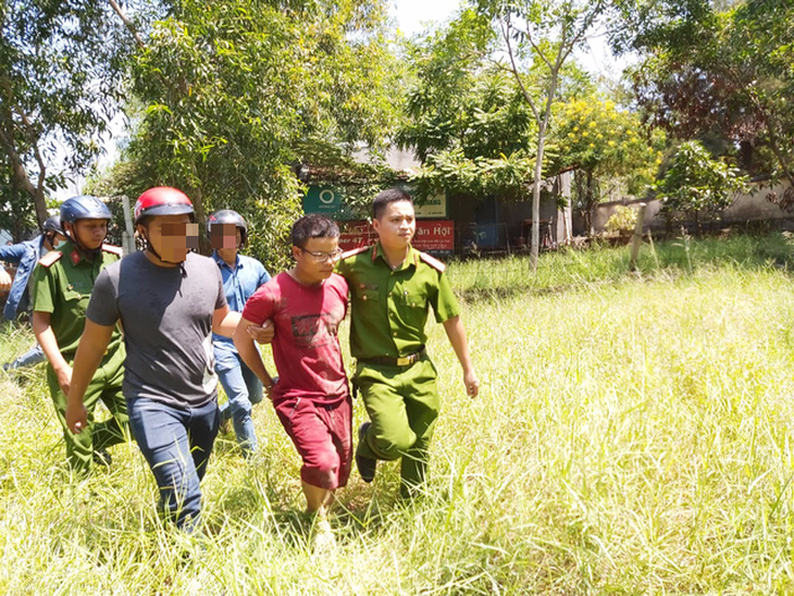 Nghi phạm đâm 2 người trọng thương bị bắt khi trốn trong nhà hoang - Ảnh 2.