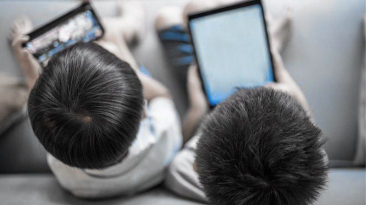 Người lớn không đồng ý, sao trẻ biết chơi điện thoại, iPad? - Ảnh 1.