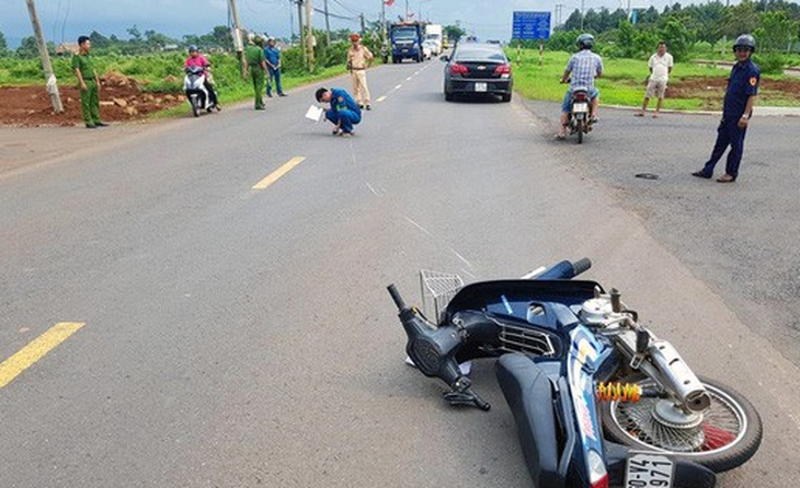 Mong cảnh sát giao thông đừng núp lùm, nhảy xổ ra đường - Ảnh 1.