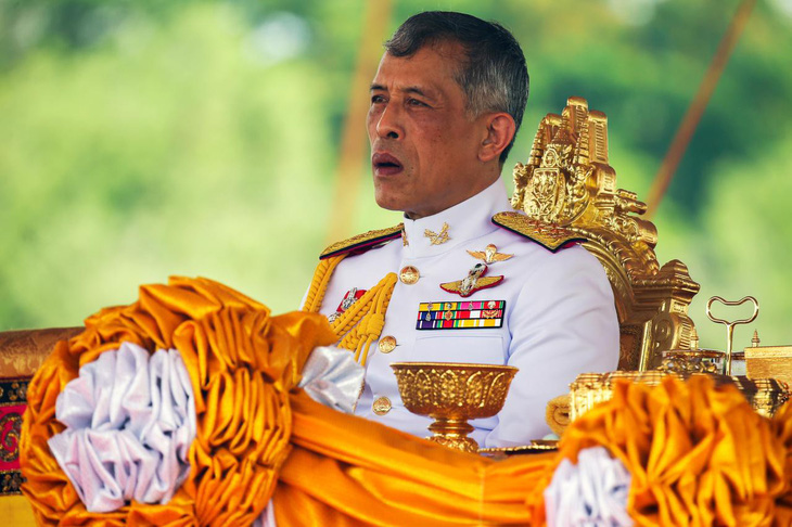 Vua Thái Lan sa thải 6 quan chức sau khi phế truất hoàng quý phi - Ảnh 1.