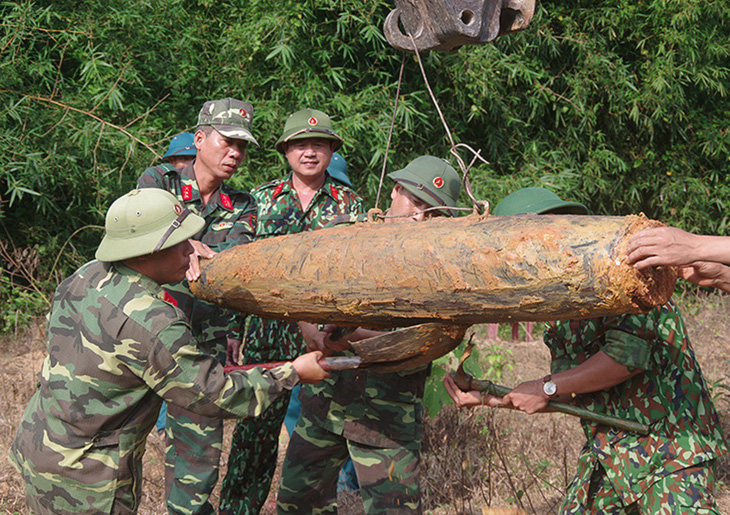 Xử lý thành công quả bom nặng 226kg ở Quảng Bình - Ảnh 1.