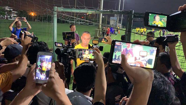 HLV và cầu thủ Malaysia làm lơ truyền thông Việt Nam - Ảnh 1.