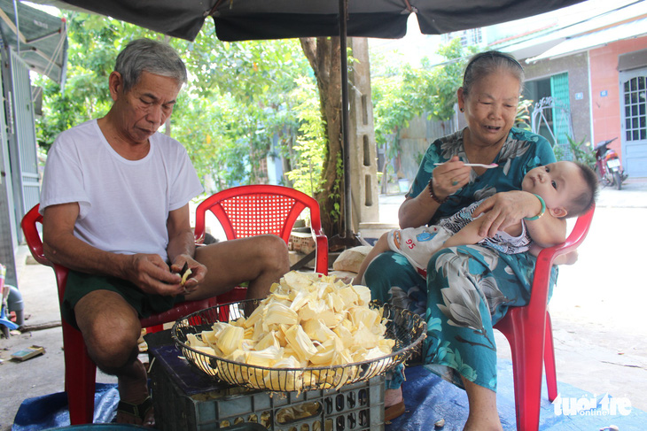 Bà Đê trao cần câu cơm cho người khó - Ảnh 6.