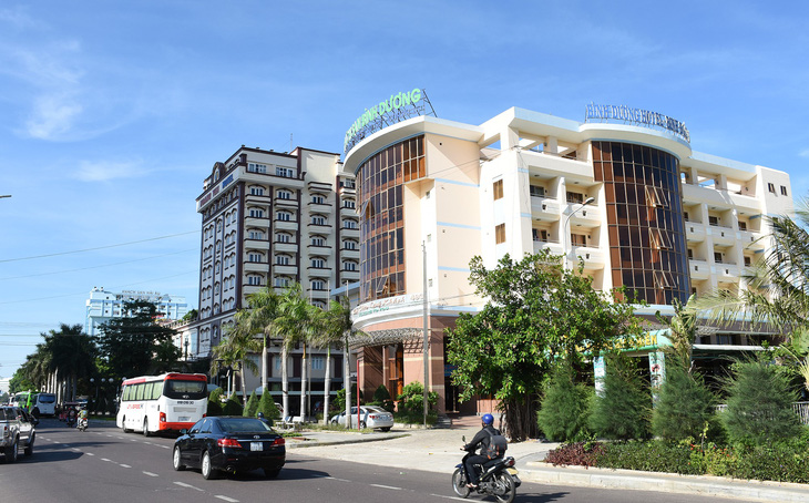Đẩy nhanh việc dời 3 khách sạn trên bãi biển Quy Nhơn - Ảnh 2.