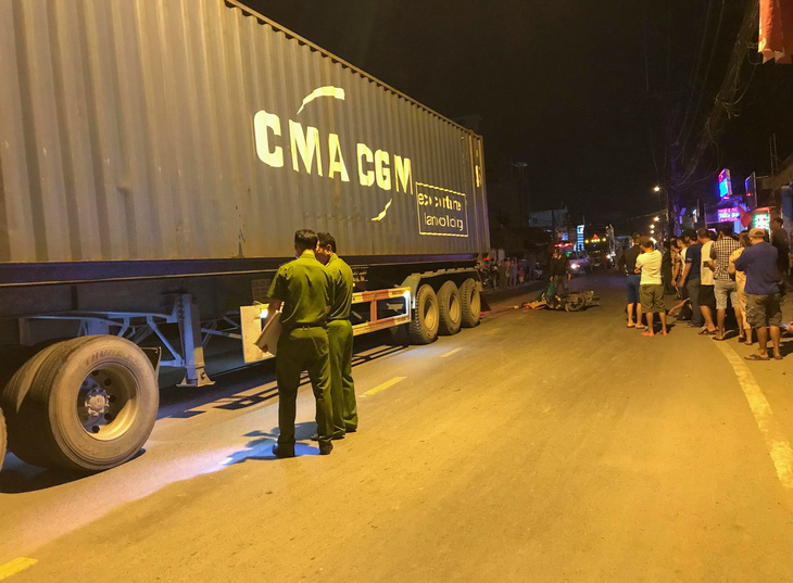 Xe máy va chạm xe container trên đường Nguyễn Duy Trinh, 1 người chết tại chỗ - Ảnh 1.